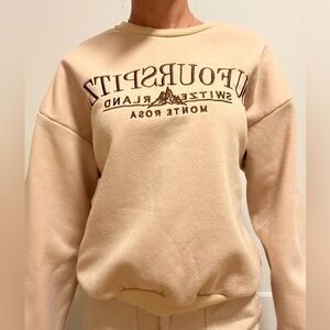 Drop shoulder slogan embroidery sweatshirt. Cream color.